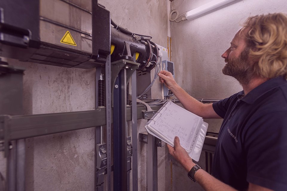 Inspectie van lift voor onderbouwd liftadvies