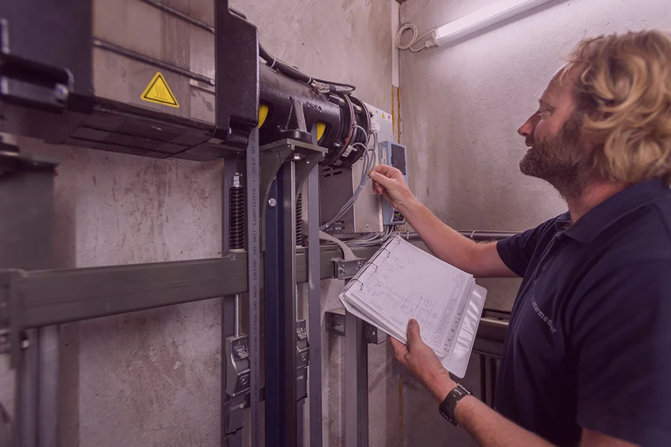 Inspectie van lift voor onderbouwd liftadvies